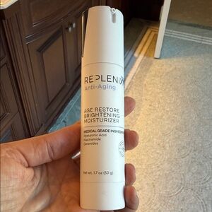 Anti-Aging Age Restore Brightening Moisturizer - White